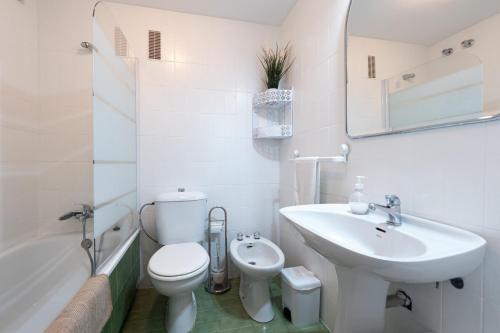 拉安蒂拉Bonito Piso a 1 minuto de la Playa的白色的浴室设有水槽、卫生间和浴缸。