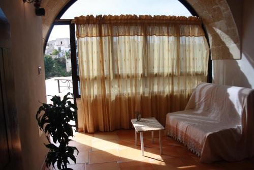 拉泰尔扎La Ferula的一间卧室配有一张床和一个植物窗户