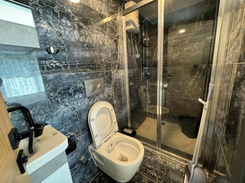 达拉曼ERTUTATİLEVLERi的一间带卫生间和淋浴的小浴室
