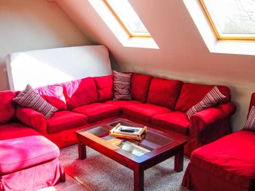 EllezellesHoliday Home Gîte L'Archipel by Interhome的客厅配有红色的沙发和桌子