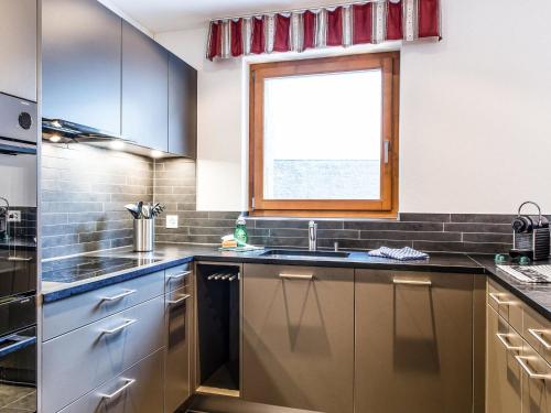 英格堡Apartment TITLIS Resort 2-Zimmer Wohnung 6 by Interhome的厨房设有水槽和窗户。