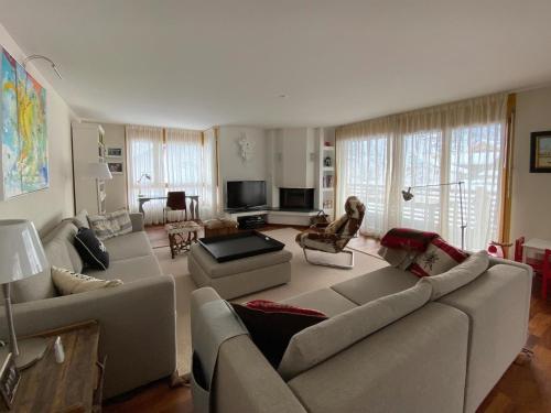 库尔瓦尔登Apartment Plugge by Interhome的客厅配有两张沙发和一台电视机