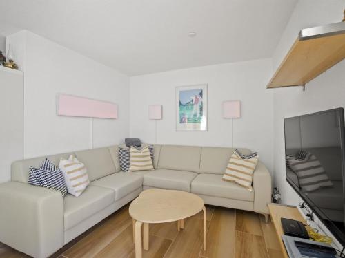 库尔瓦尔登Apartment Ruggli by Interhome的白色的客厅配有沙发和桌子