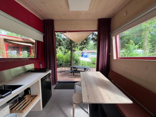 阿姆斯特丹Camping Vliegenbos的一间带木桌和长凳的小厨房