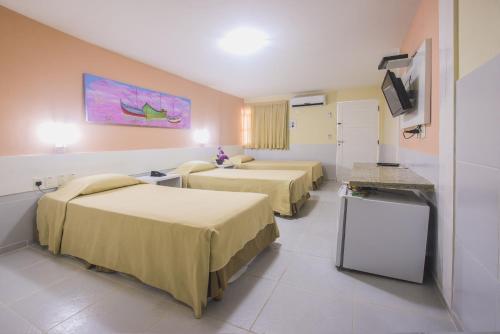 若昂佩索阿塔曼达雷 - PB酒店的一间医院间,设有三张床和电视