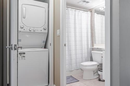 多伦多Fort York Apartments的浴室配有白色卫生间和盥洗盆。