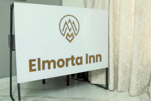 哈博罗内Elmorta Inn Tsholofelo Guesthouse的建筑中商场的标志