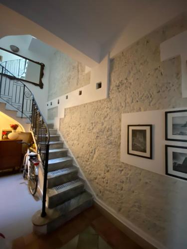 巴勒莫Alvorada Rooms的石墙房子的楼梯