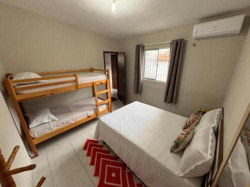 蒂安瓜Casa da Maia Hostel的一间卧室设有两张双层床和一扇窗户。