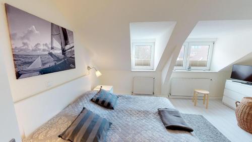 拉博埃Haus Friedrichstr. 16的一间带大床和电视的卧室