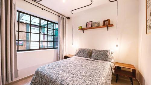 麦德林ADN Algo de Nosotros - Malaika的一间卧室设有一张床和一个窗口