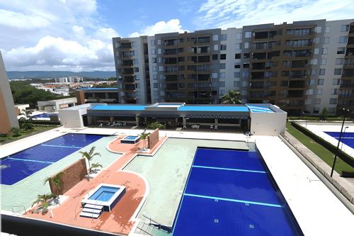 里考尔特Jacuzzi Privado, Relax en Ricaurte, Peñalisa的享有大楼游泳池的顶部景致