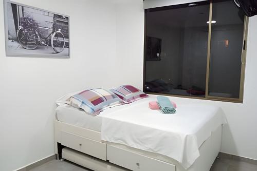 里考尔特Jacuzzi Privado, Relax en Ricaurte, Peñalisa的卧室配有白色的床和镜子
