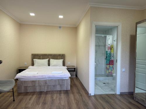 伊杰万Spitak tun的一间卧室设有一张床和一个步入式淋浴间。