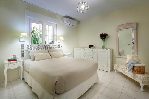 塞维利亚Apartamento Jardín Cerca del Centro的卧室设有一张白色大床和一扇窗户。