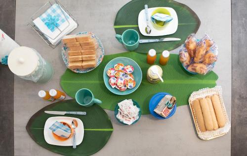 奥尔戈索洛B&B del Corso的绿色托盘上带食物和鸡蛋的桌子