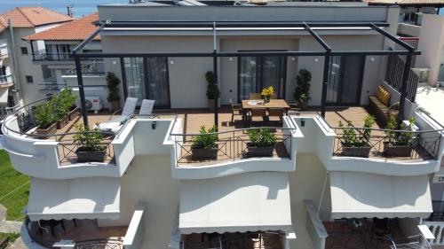 乐托卡亚Irida Apartments的带有盆栽植物阳台的房子