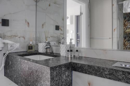 尤斯托尼莫斯基Apartament Nadmorski Luksus - Boulevard的一间带水槽和大镜子的浴室