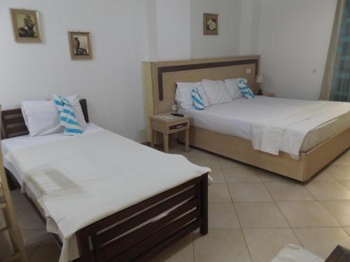 马萨阿拉姆Oasis marsa alam的一间卧室设有两张床和床头柜