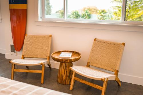 斯廷森海滩Funboard Room includes King Bed and Mini Kitchenette的房间里的两张椅子和一张桌子