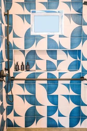 斯廷森海滩Funboard Room includes King Bed and Mini Kitchenette的浴室拥有蓝色和白色的瓷砖墙