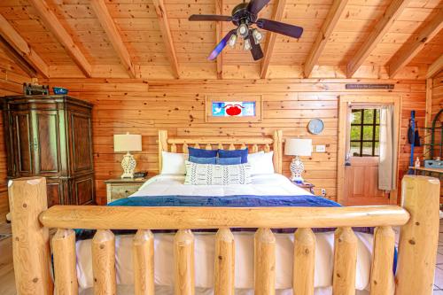 赛维尔维尔Love Me Tender Studio Cabin的一间卧室配有一张带吊扇的床