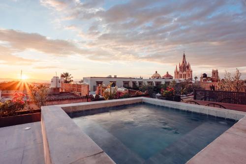 圣米格尔-德阿连德Le Cottage San Miguel de Allende, Modern Luxury in Centro with Pool & Jacuzzi的建筑物屋顶上的游泳池