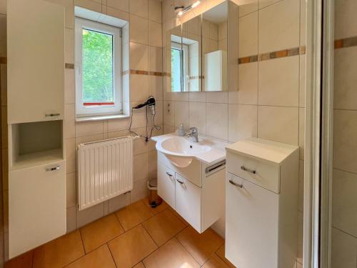 马林费尔德Ferienhaus Seemannsruh Wohnung mit Wasserblick und abgeschlossenem Grundstück的一间带水槽和镜子的浴室