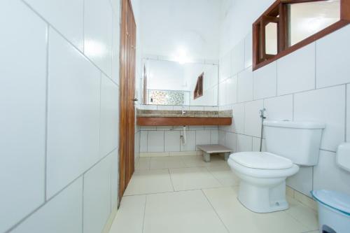 阿拉亚尔达茹达Pousada Flor do Arraial的白色的浴室设有卫生间和水槽。
