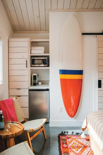 斯廷森海滩Funboard Room includes King Bed and Mini Kitchenette的卧室墙上的大冲浪板