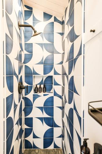 斯廷森海滩Funboard Room includes King Bed and Mini Kitchenette的浴室铺有蓝色和白色的瓷砖。