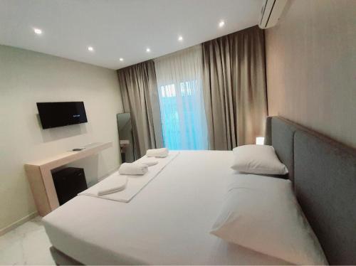 卡萨米尔GB Rooms的酒店客房配有一张带白色枕头的大床