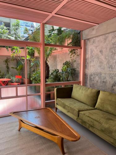 墨西哥城Xolo stays的带沙发和咖啡桌的客厅