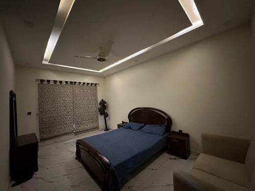 伊斯兰堡Villa Islamabad Central Hill View Park View的一间卧室设有一张床和天花板