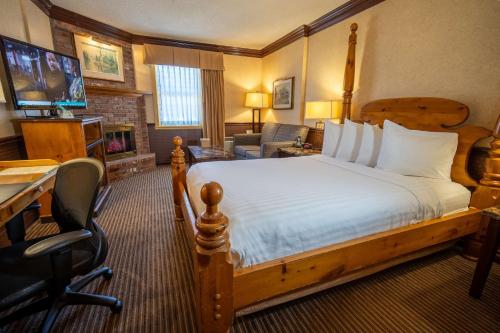 金斯顿法厄赛德贝斯特韦斯特酒店的酒店客房配有一张床、一张书桌和一台电视。
