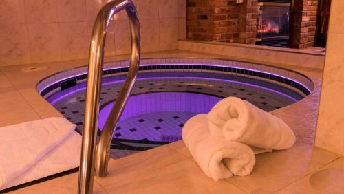 金斯顿法厄赛德贝斯特韦斯特酒店的一间带毛巾和浴缸的浴室