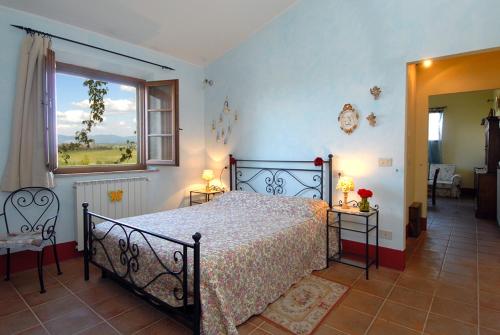 蒙特普齐亚诺泰努塔桑塔格尼兹酒店的一间卧室设有一张大床和一个窗户。