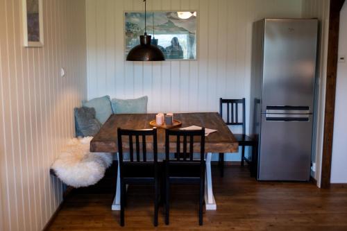 BjørkheimFjellhagen的餐桌、两把椅子和冰箱