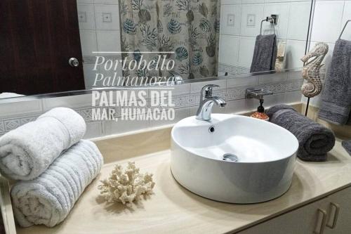 乌马考Portobello Palmanova, Palmas del Mar, Humacao, PR的一间带水槽和台面毛巾的浴室