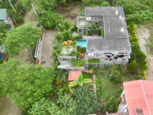 Las TunasHermanos Perdidos Surf的享有带庭院的房屋的顶部景致