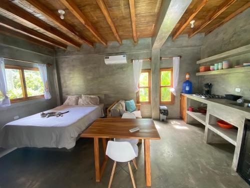 Las TunasHermanos Perdidos Surf的一间卧室配有一张床和一张木桌