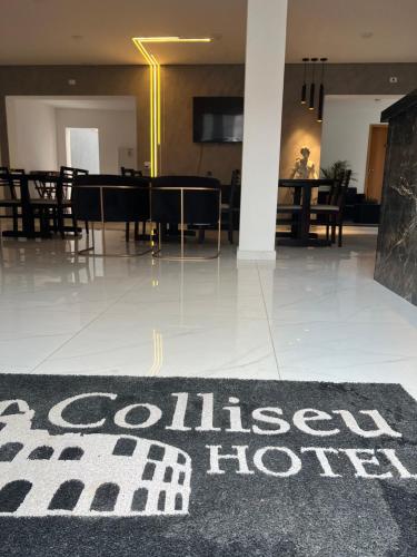 阿帕雷西达Hotel Pousada Colliseu的酒店大堂设有用黑地毯装饰的用餐大厅