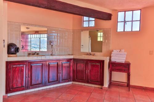 瓜纳华托巧克力套房公寓式酒店的浴室设有红色的木制橱柜和镜子