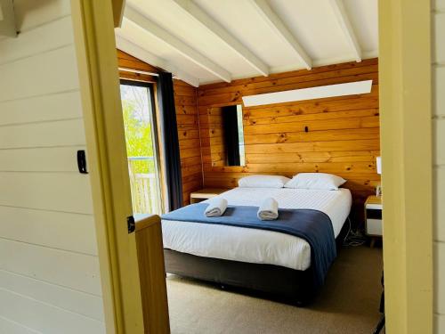 比舍诺比切诺海湾酒店的小木屋内一间卧室,配有一张床