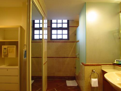 Alocassia Serviced Apartments的一间浴室