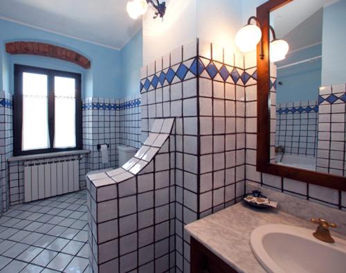 萨尔扎纳维奇亚洛坎达酒店的浴室配有盥洗盆、镜子和浴缸