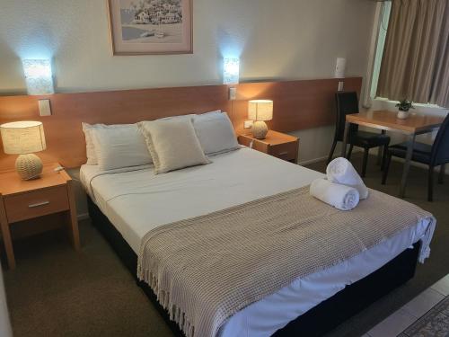 班达伯格Bundaberg International Motor Inn的酒店客房,配有带两条毛巾的床