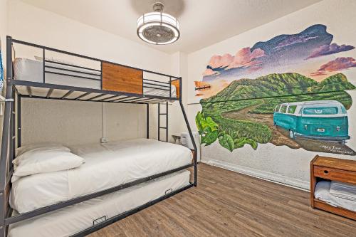 怀卢库Howzit Hostels的墙上挂有巴士壁画的卧室