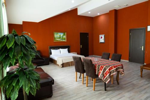 巴库AEF Hotel and Restaurants的卧室配有一张床和一张桌子及椅子