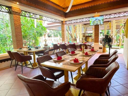 芭东海滩Quality Beach Resorts and Spa Patong的餐厅内带桌椅的用餐室